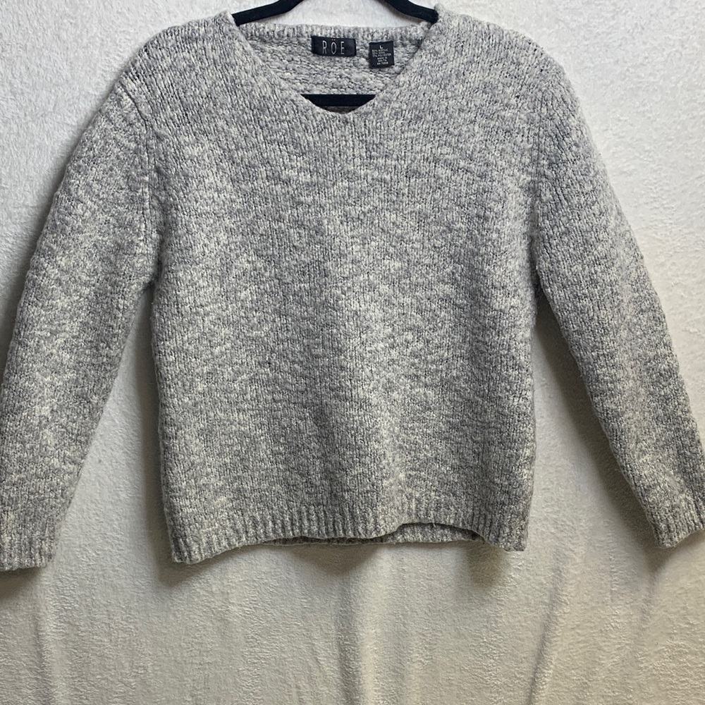 ROE Women's Heathered Gray V-Neck Sweater